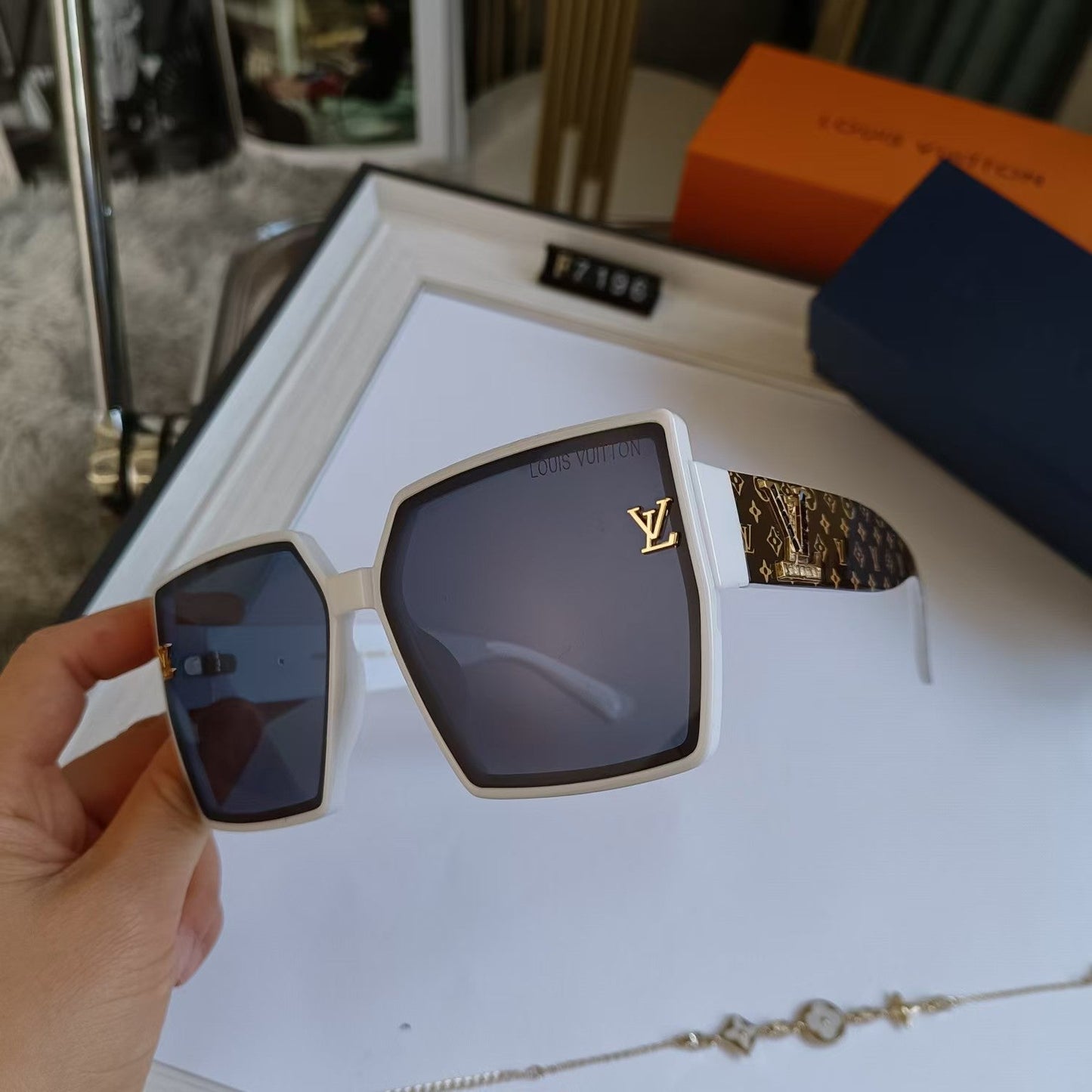 Fashion Large Frame Sunglasses V-With Gift Box