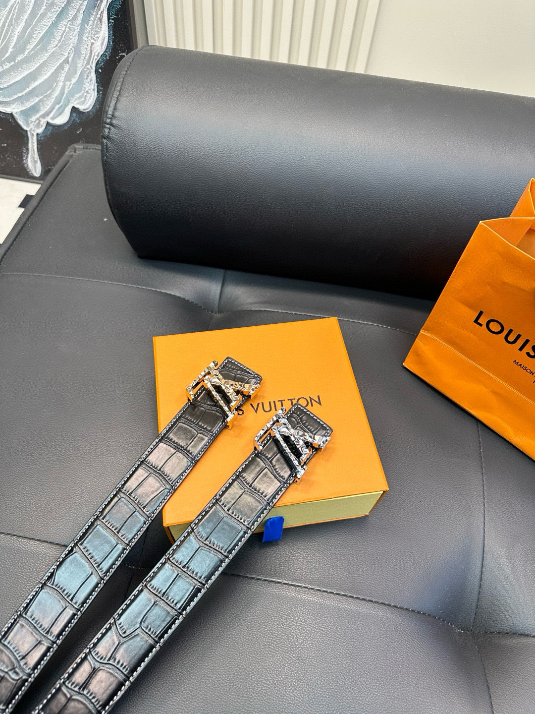 LV Diamond-cut steel buckle with crocodile skin pattern