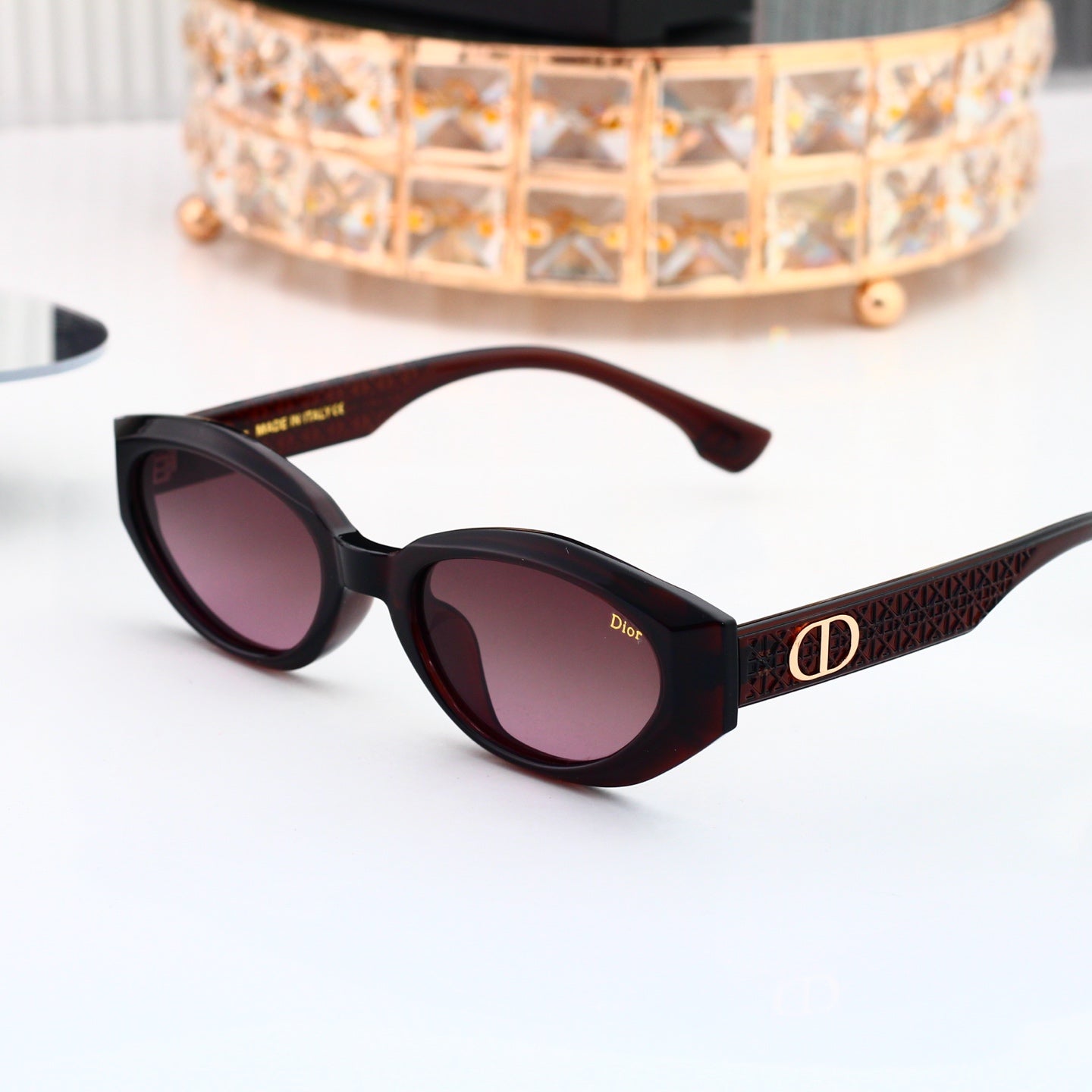 Classic Shades: Trendy & classic