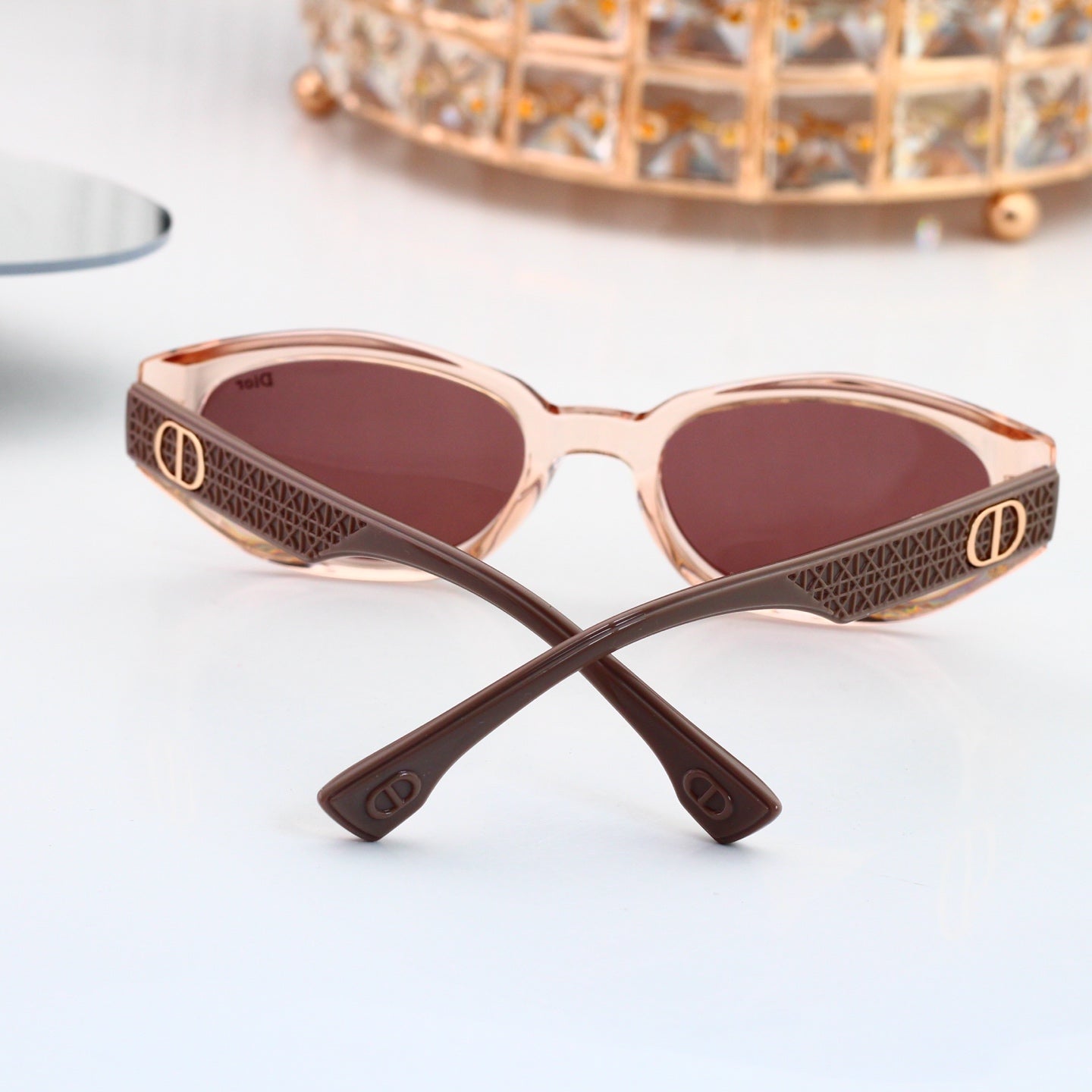 Classic Shades: Trendy & classic