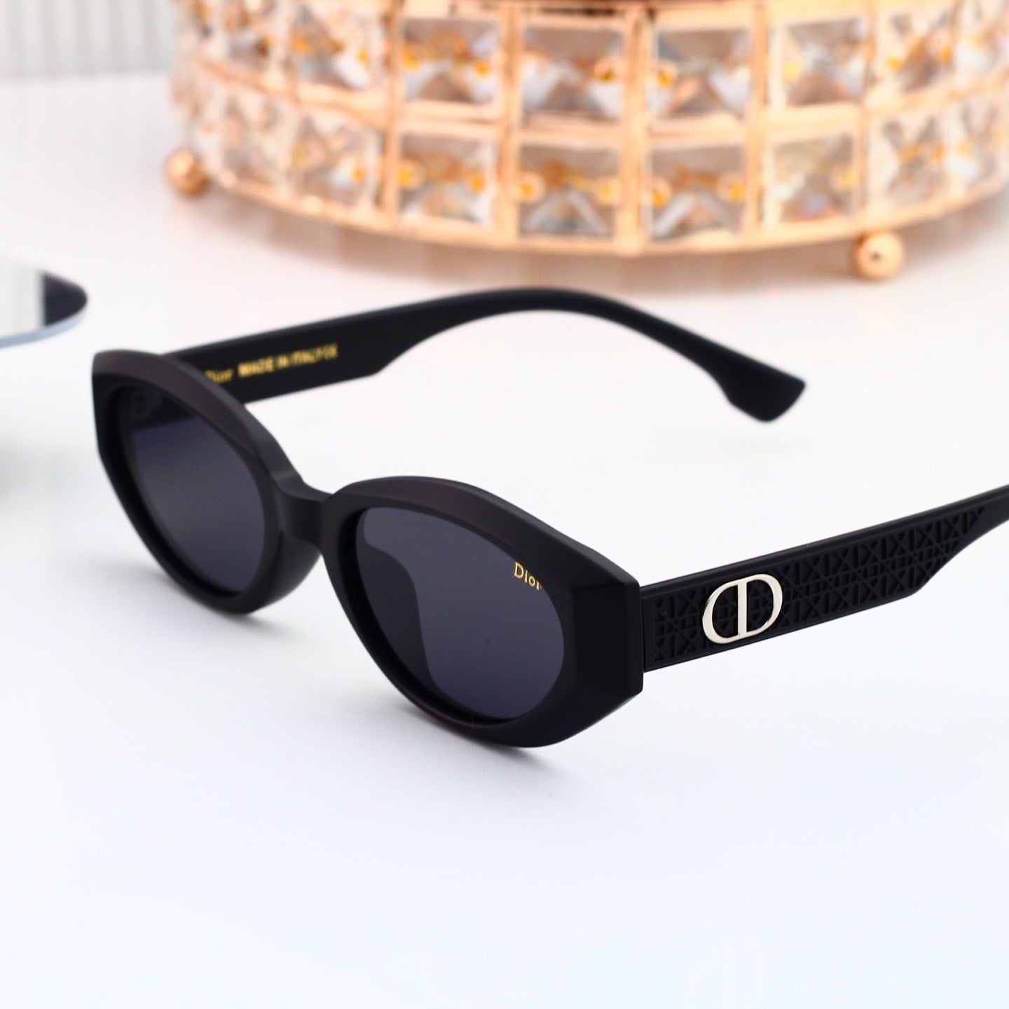 Classic Shades: Trendy & classic