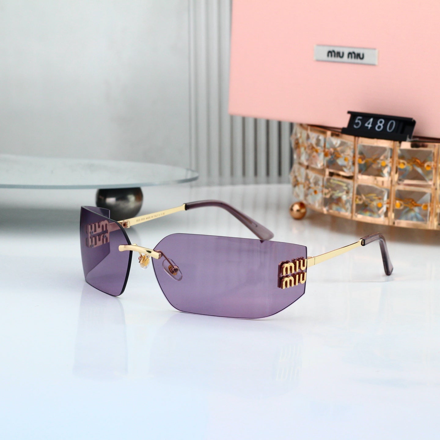 Chic Sunglasses: All-Match Vibe