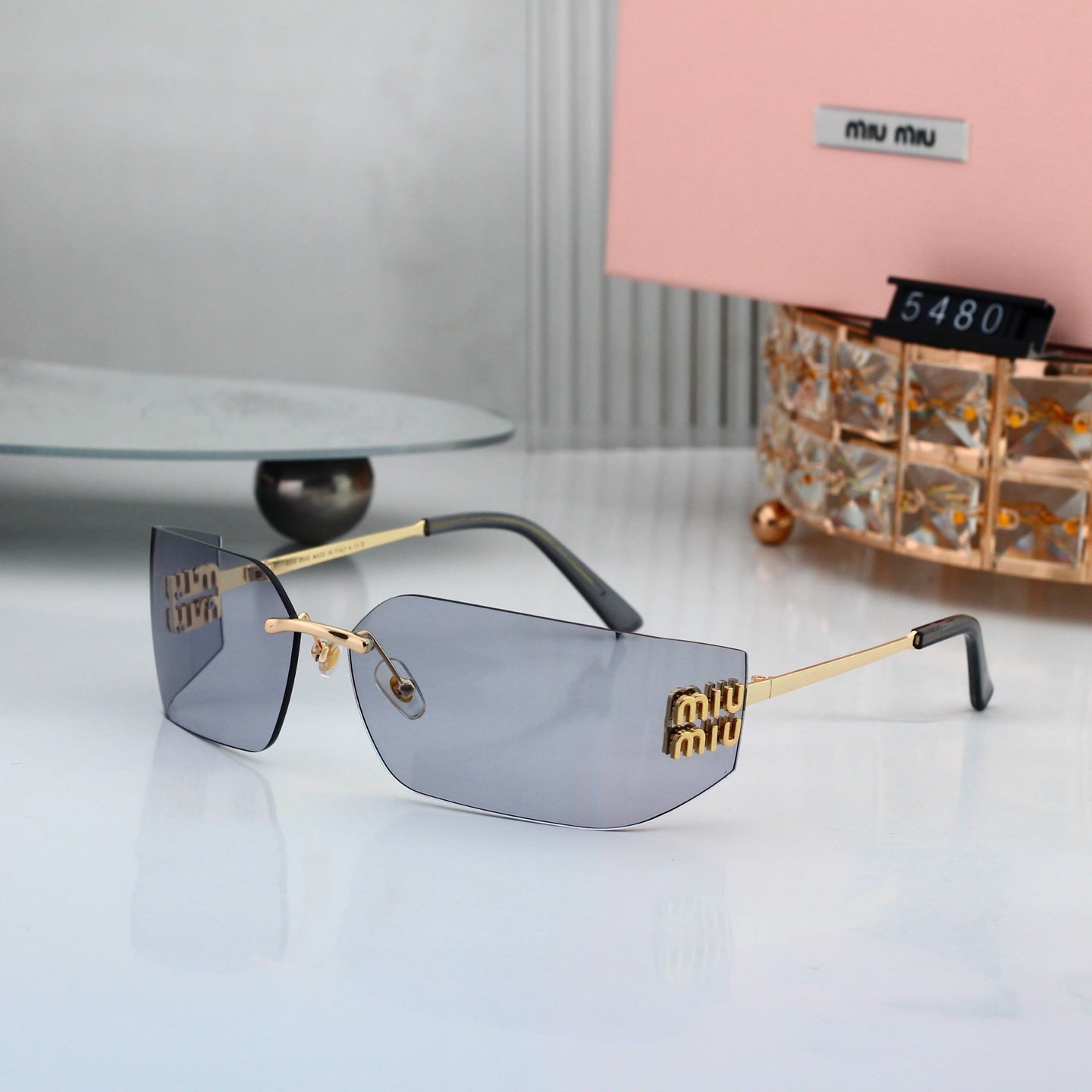 Chic Sunglasses: All-Match Vibe
