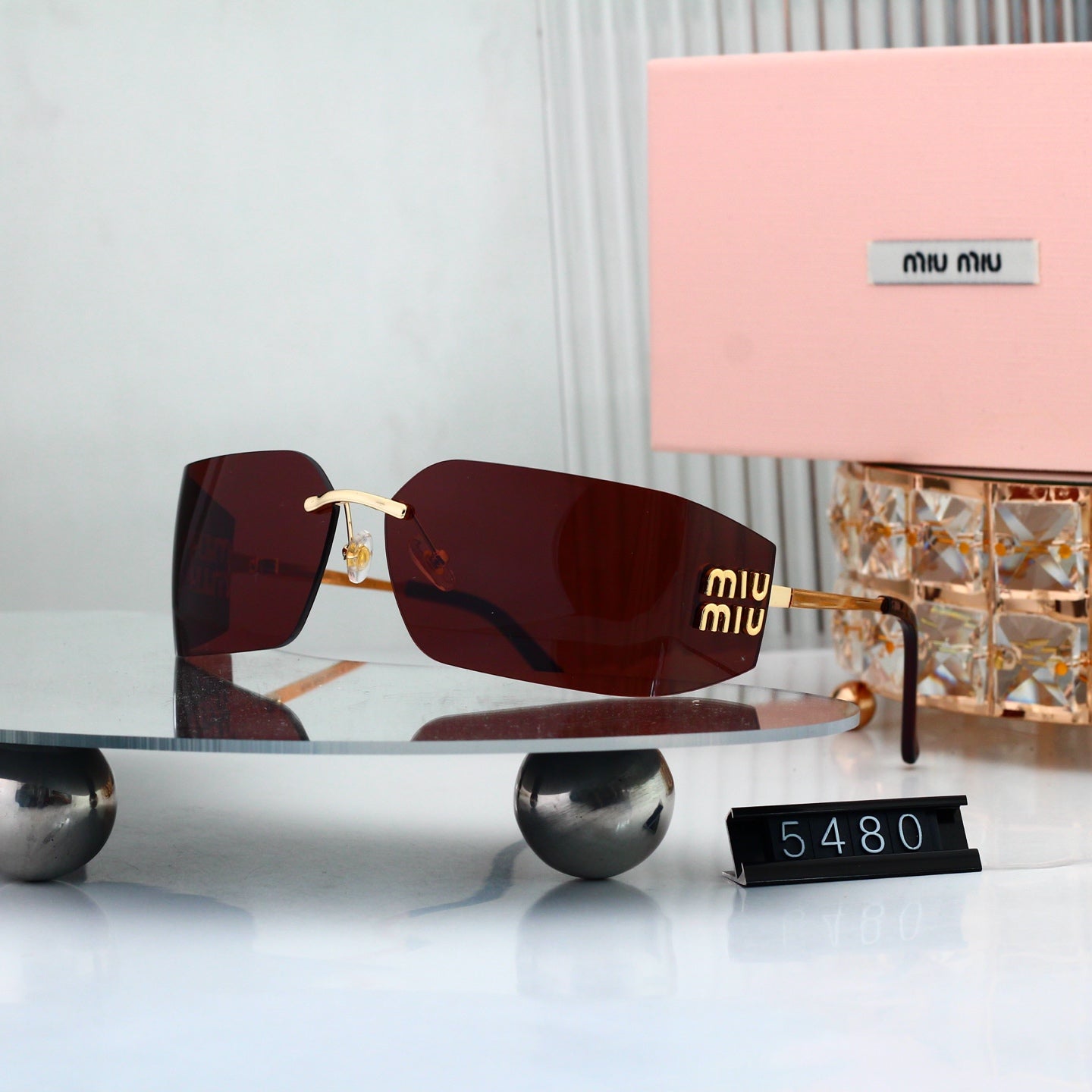 Chic Sunglasses: All-Match Vibe