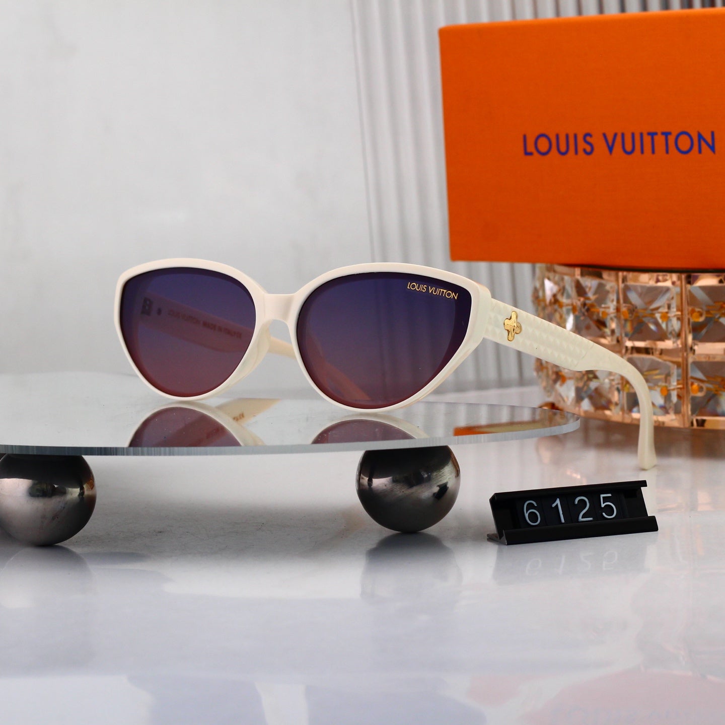 Iconic Classic Sunglasses Essential