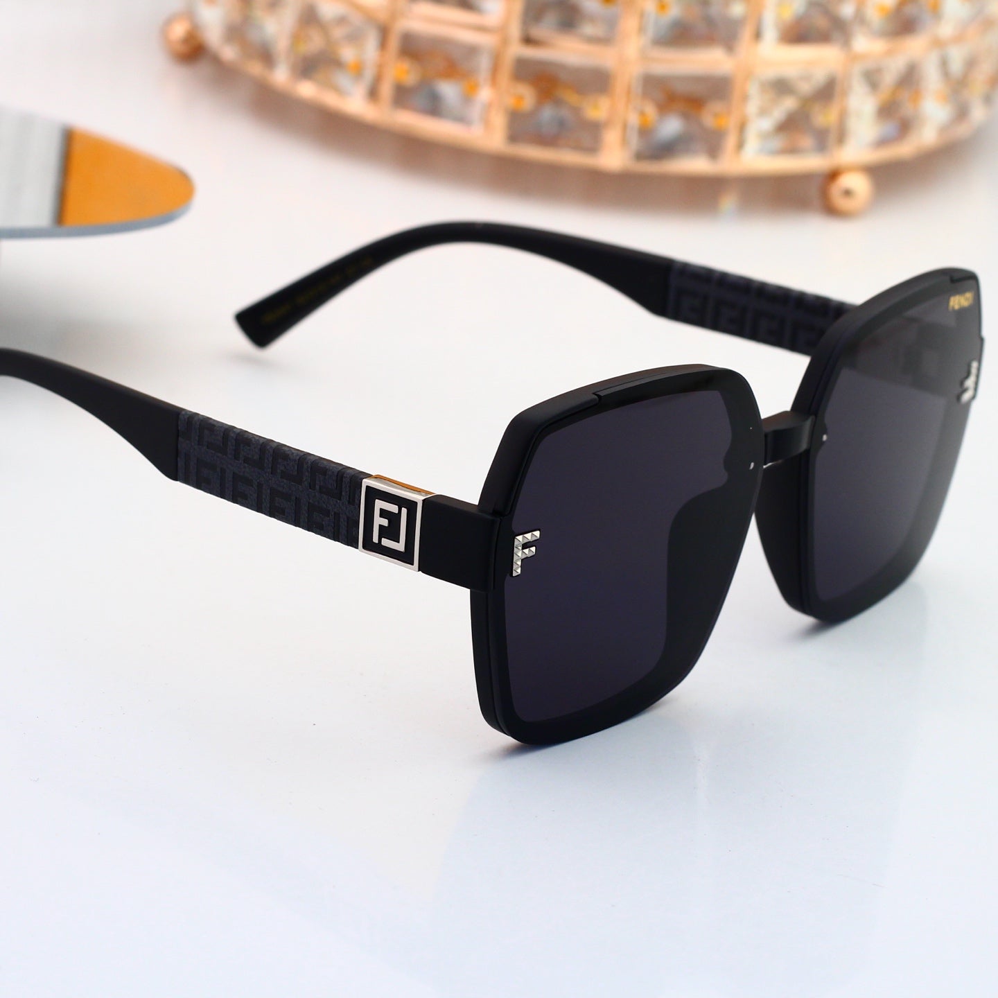 Trendy Chic Sunglasses Pick