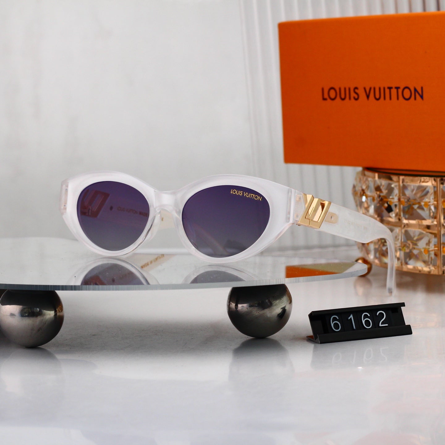 Timeless Sunglasses: Trendy Touch