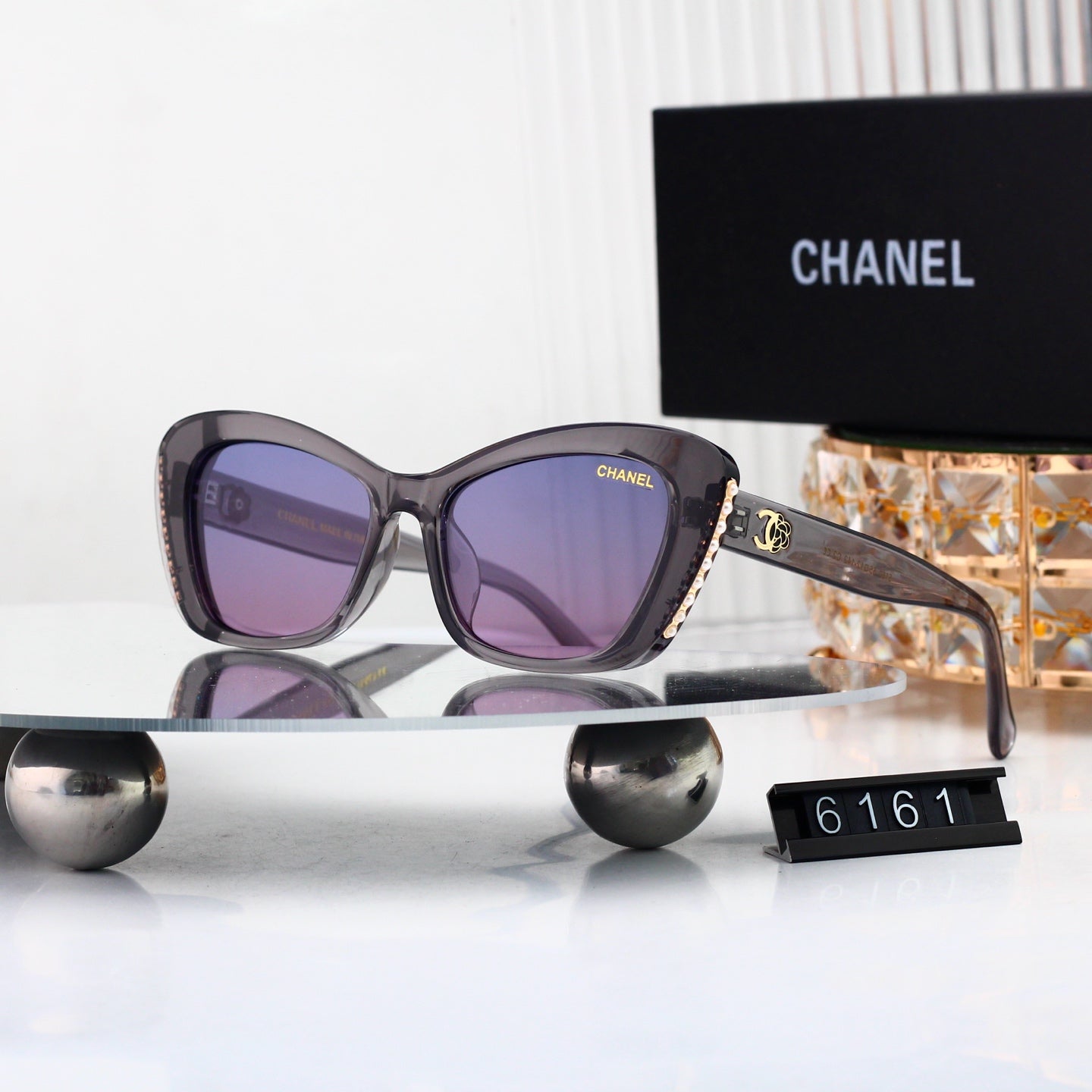 Versatile Sun Glasses: Timeless Pick