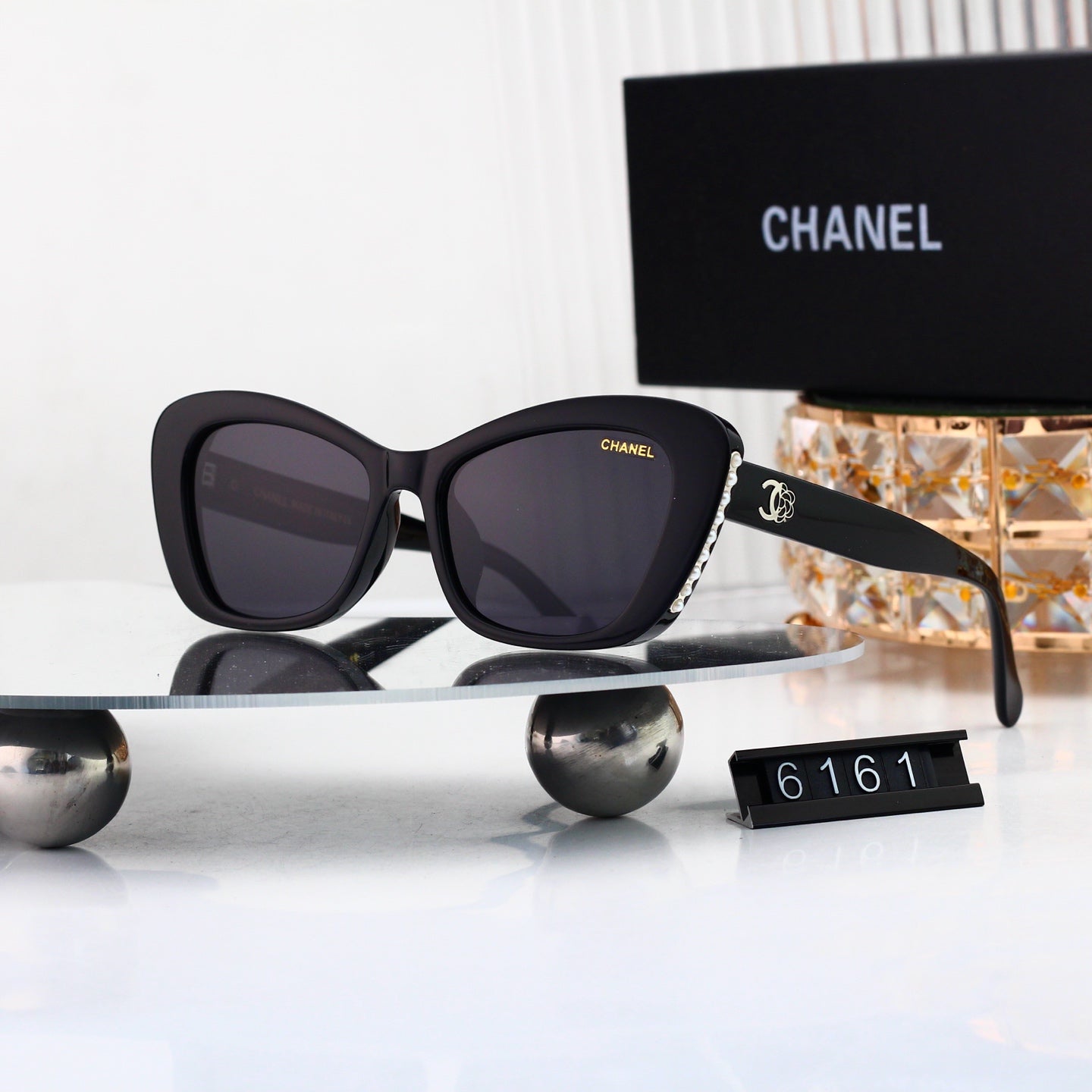 Versatile Sun Glasses: Timeless Pick