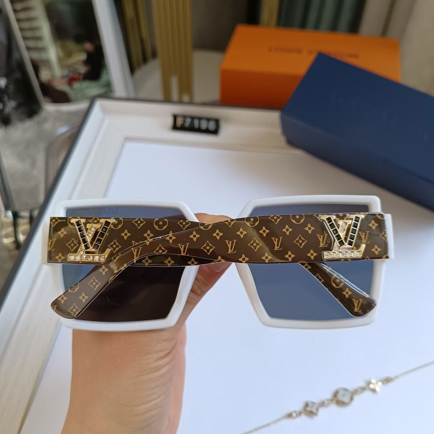 Fashion Large Frame Sunglasses V-With Gift Box