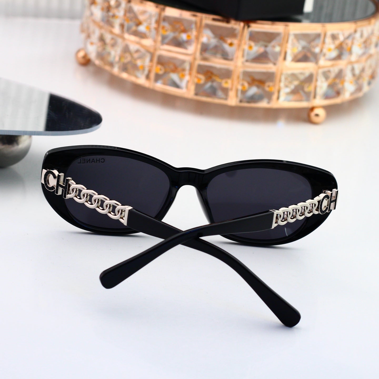 Chic Iconic Sun Glasses Now