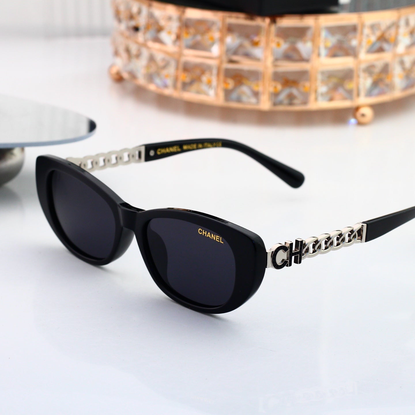 Chic Iconic Sun Glasses Now