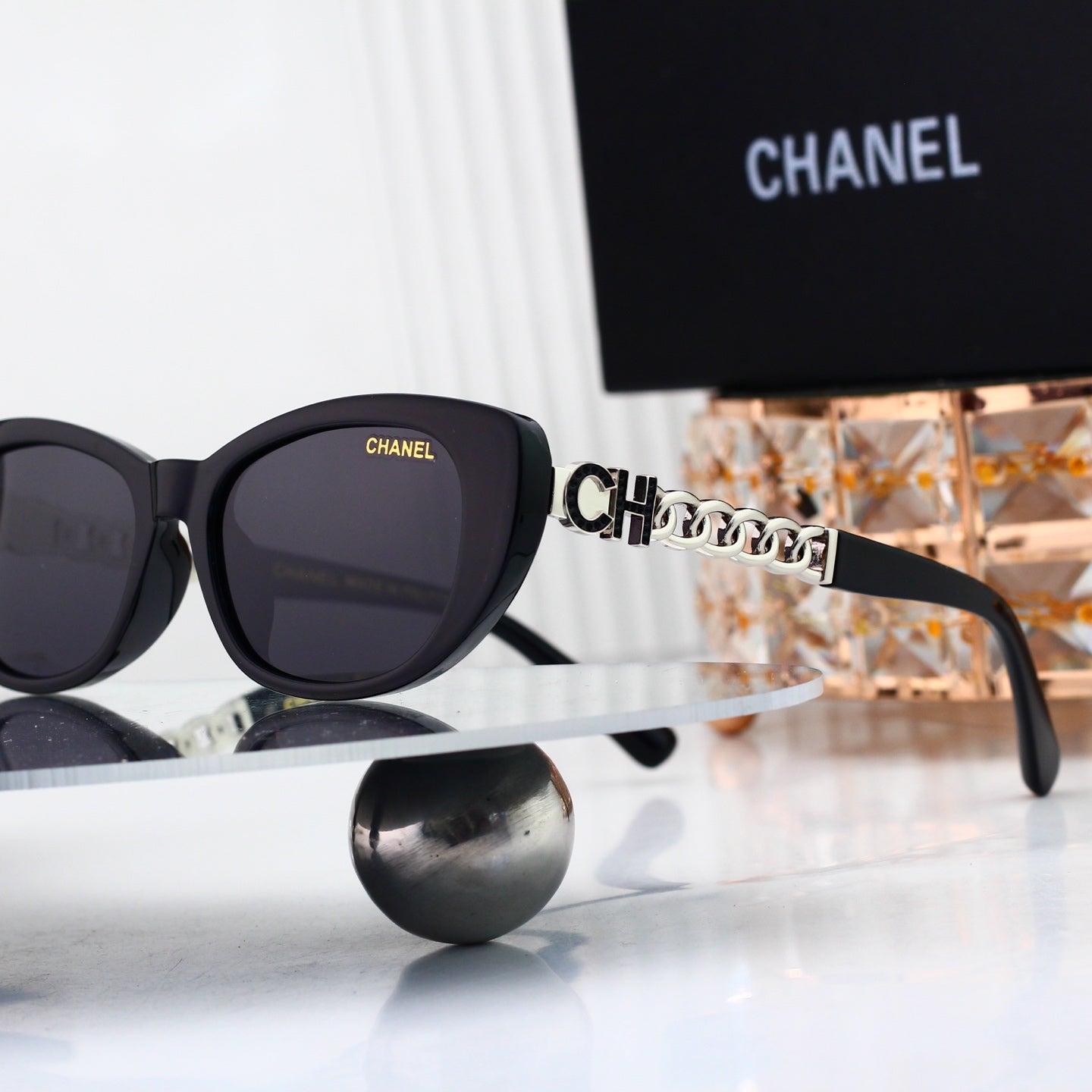 Chic Iconic Sun Glasses Now