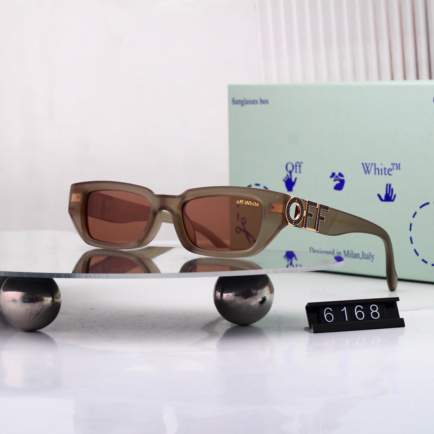 Timeless Style Sunglasses Must-Have