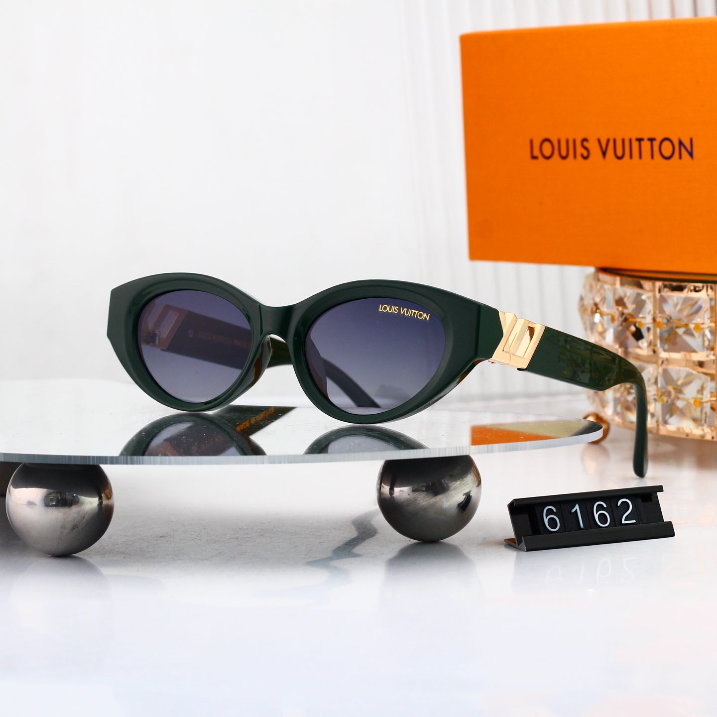 Timeless Sunglasses: Trendy Touch