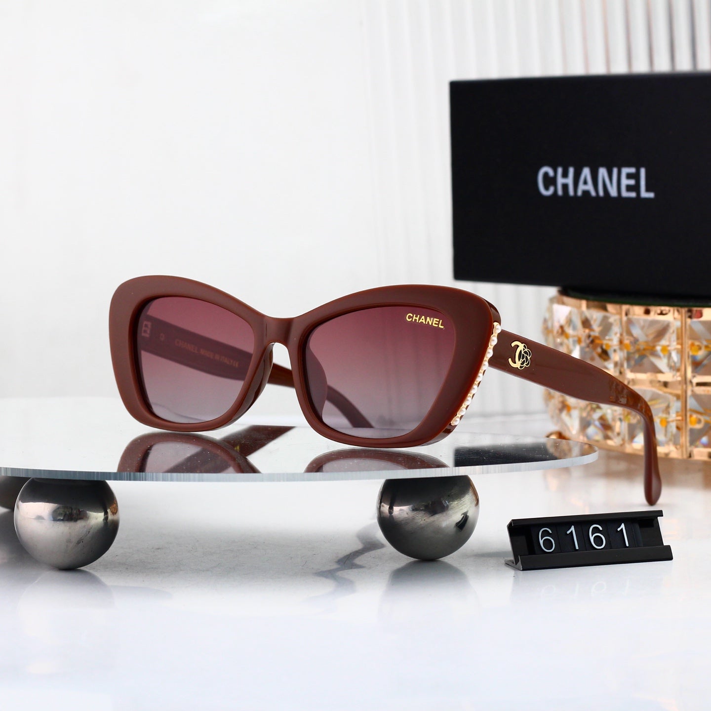 Versatile Sun Glasses: Timeless Pick