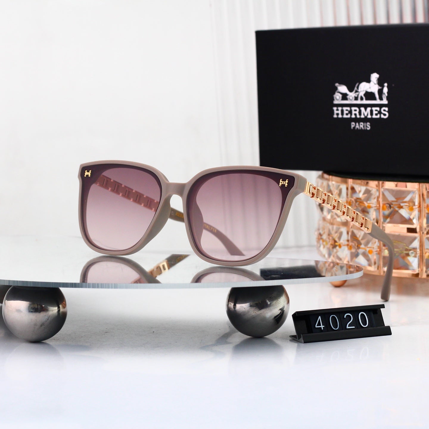 Versatile Sun Glasses: Chic & Classic