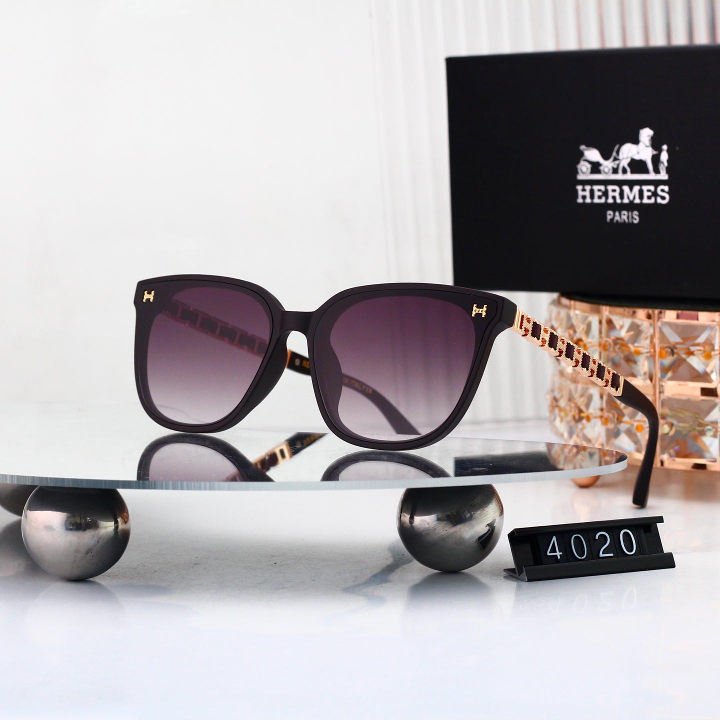 Versatile Sun Glasses: Chic & Classic