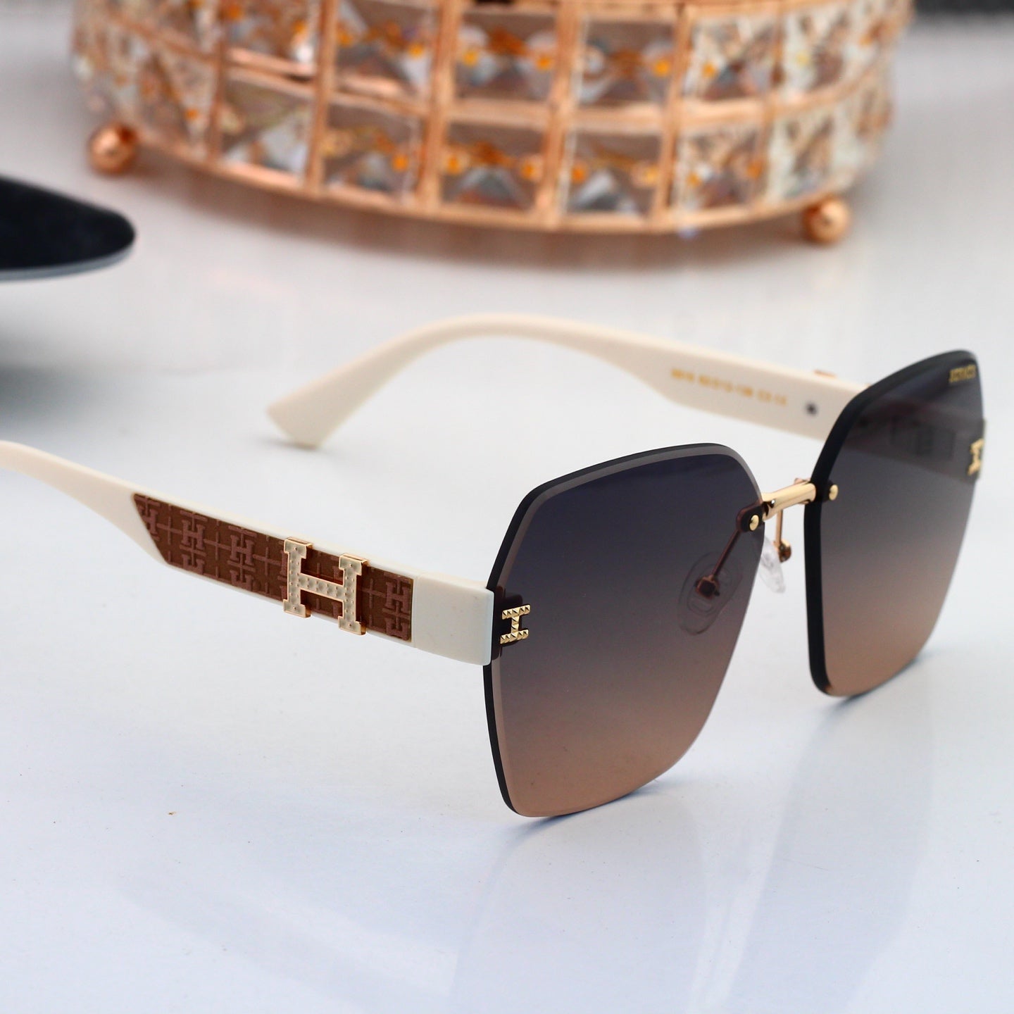 Timeless Sunglasses: Versatile Style